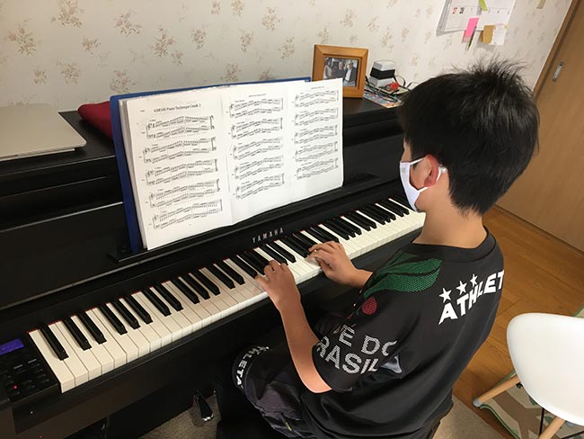 ピアノを弾く生徒の写真