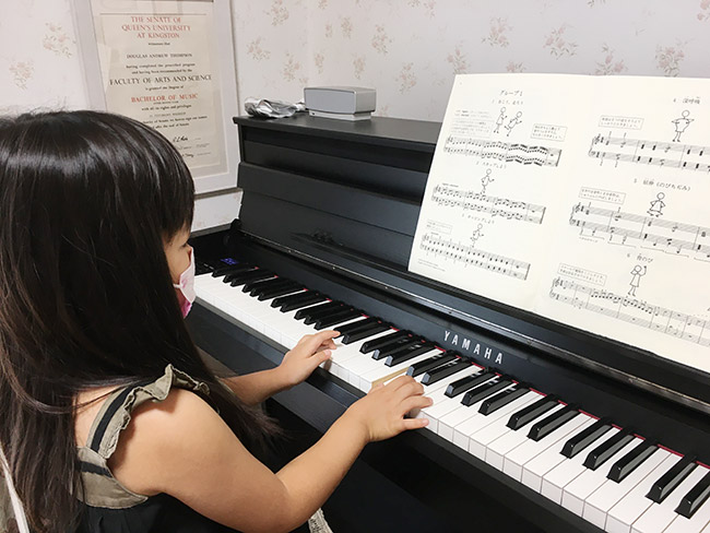 ピアノを弾く生徒の写真